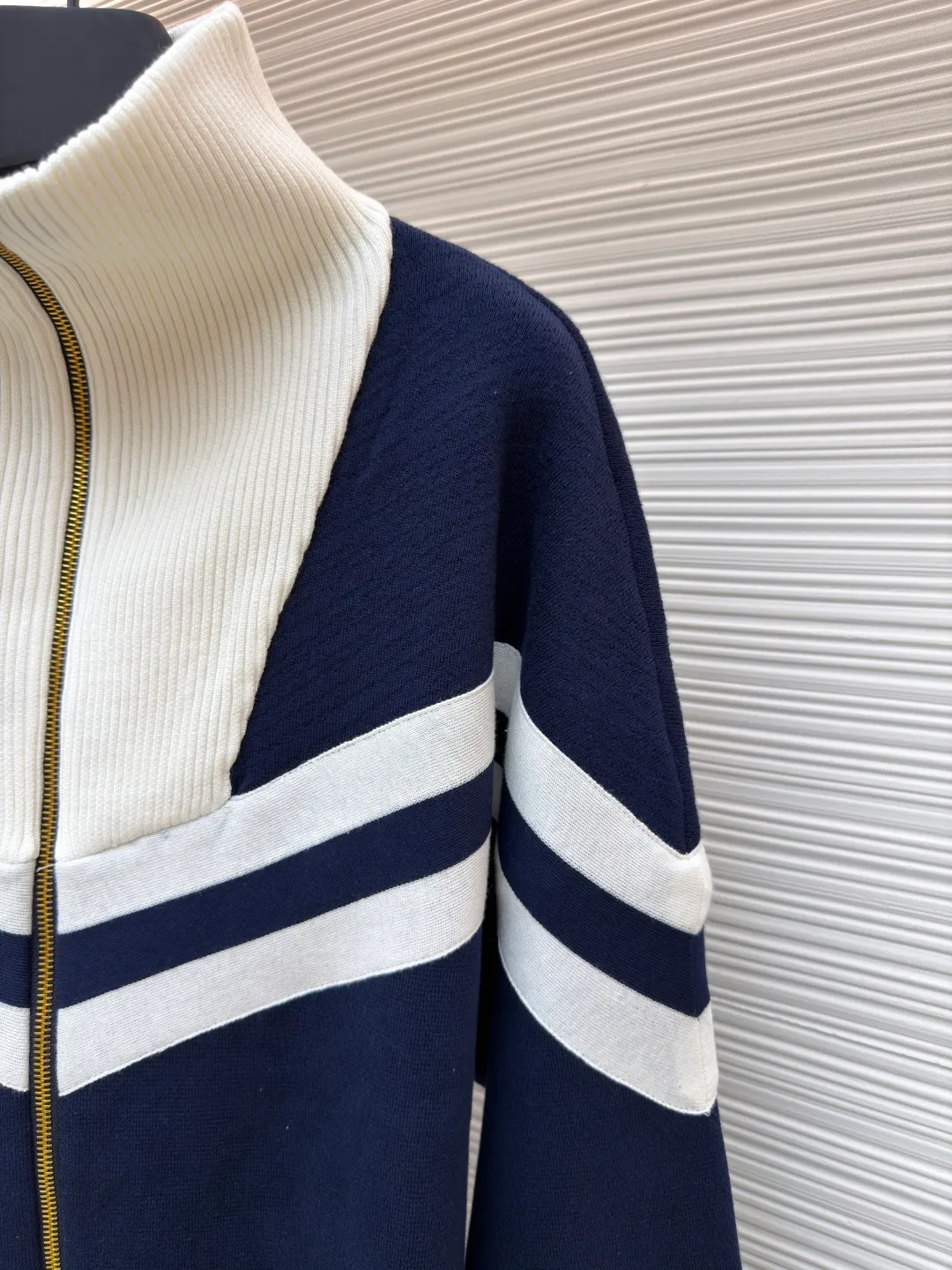 LOUISVUITTON line-tone embroidered jacket ●Original version: purchased and developed in 19899 ●Item number: 1680861-B75 ●Fabric: combed cotton fabric ●Technology: embroidery production ●Version: fitted version ●Weight: about 965 grams ●Size: S-M-L-XL ●Description: The yarn is made of [2/40 count 100% combed cotton], It is made of [14-needle computer woven piece], the whole piece is solid sesame base, [about 160 minutes], the blue and white strips are [hair hanging method], and the weaving time is longer [about 70 minutes]; when sewing, the hem ribs and cuff ribs need to be [stitched in double layers], the collar bone is wrapped so that it does not show up, [the collar needs to be sewn twice], the bottom bone and the shirt body bone are not in the same line When sewing the sleeves, you need to sew in a circle, which takes a long time to sew. After embroidering, you need to carve the blue and white strips of tape and the zipper. When flat sewing, you need to pay special attention to the straight position of the straps, which can easily become skewed. The zipper is [inside the rib position], and the collar is very high. It is difficult to sew the zipper. The entire production process requires too many steps, and the wool is white, so it is very easy to get dirty, which increases the finishing time and the defective rate. The overall wiring is straight and delicate, the fabric is comfortable and soft, and the color is consistent without color difference. It can be matched with the same style to create a fashionable look and control various occasions. Customized accessories, complete with three standards, same style for men and women!